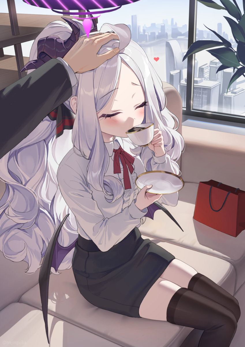 在雏鸟和培养皿里