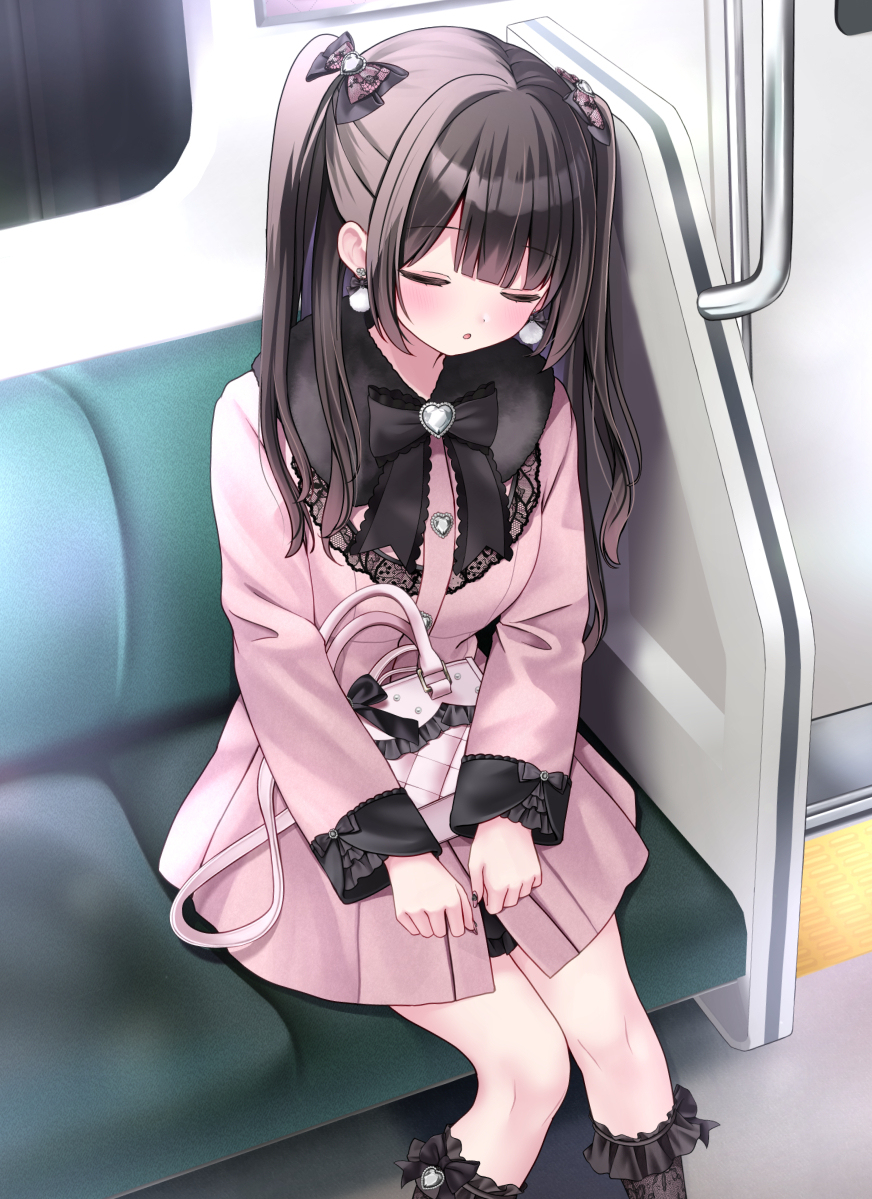 在电车上打盹的地雷系女子