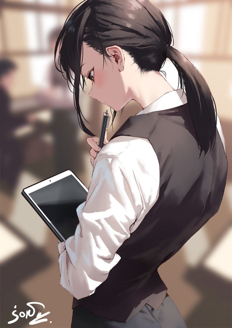 考え中のホール担当女子