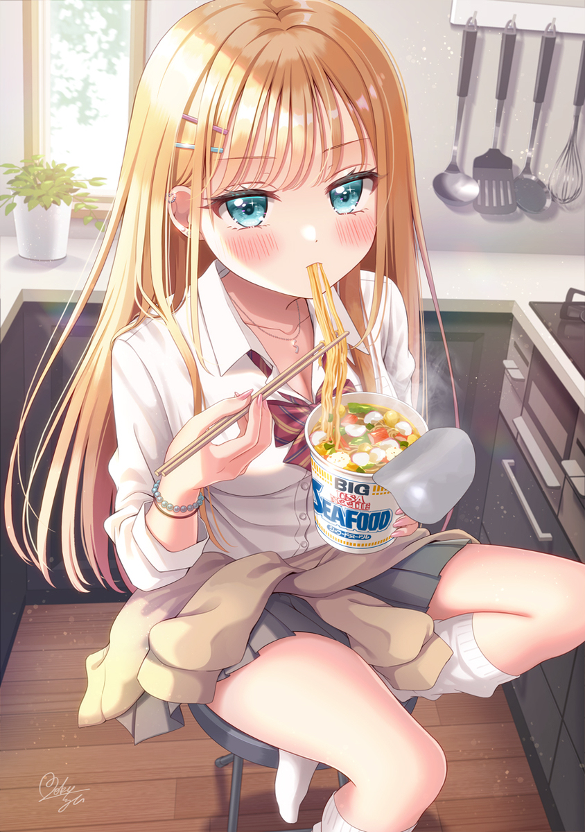 カップ麺食べてる子