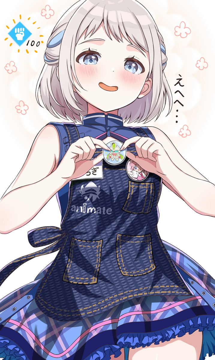 エプロンに好きな缶バッジをつけてニヤニヤするリーリヤ