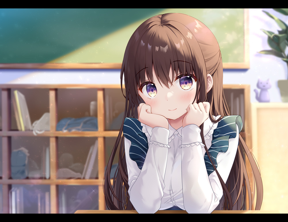 じー…