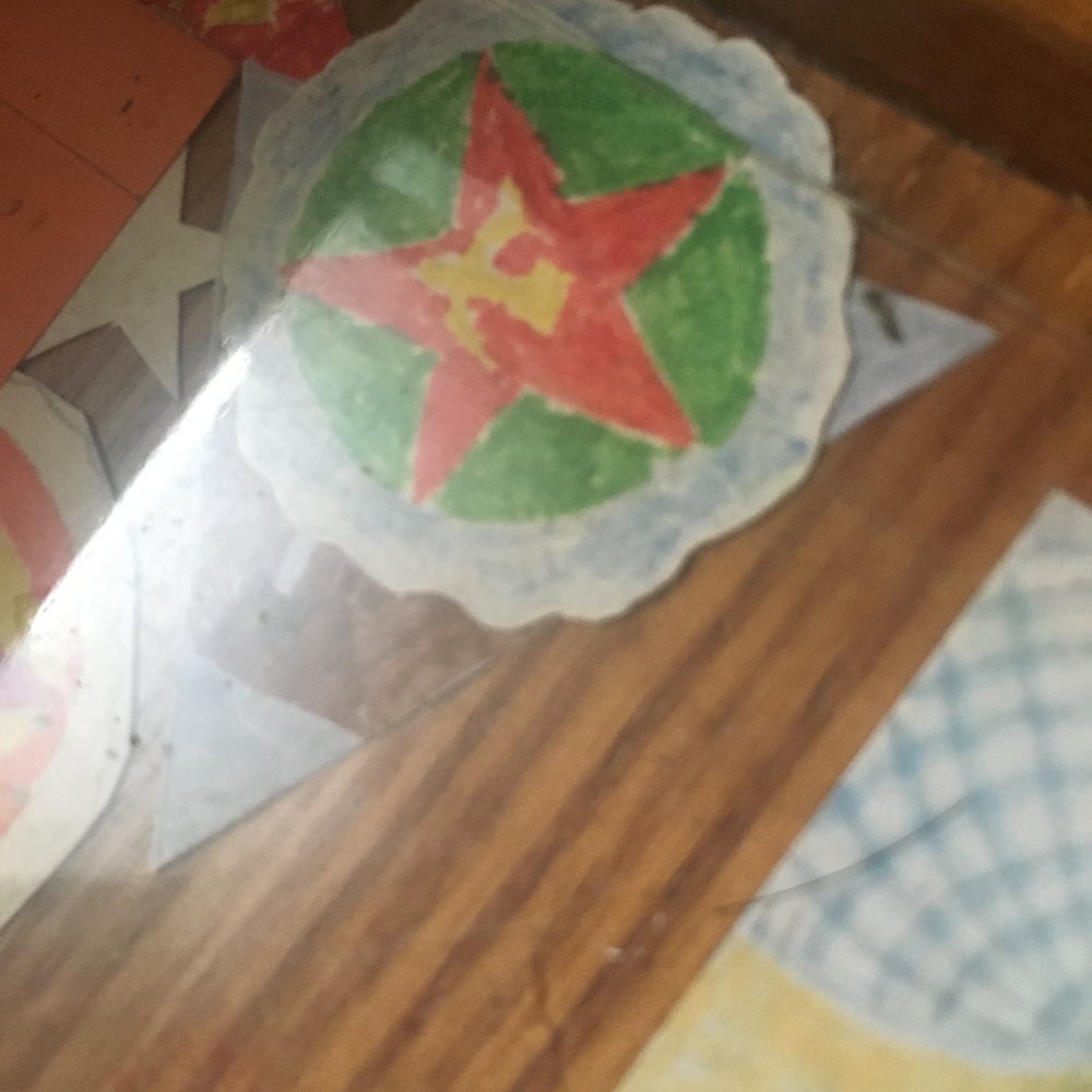 臆想地图和苏维埃式旗徽。
